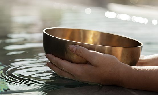 Spa og wellness oplevelsesritualer og ren fordybelse. Afslapning med klangskåle